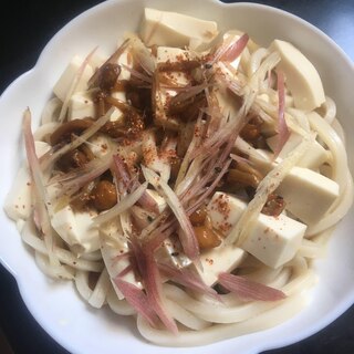 豆腐、なめこ、みょうがの冷やしうどん